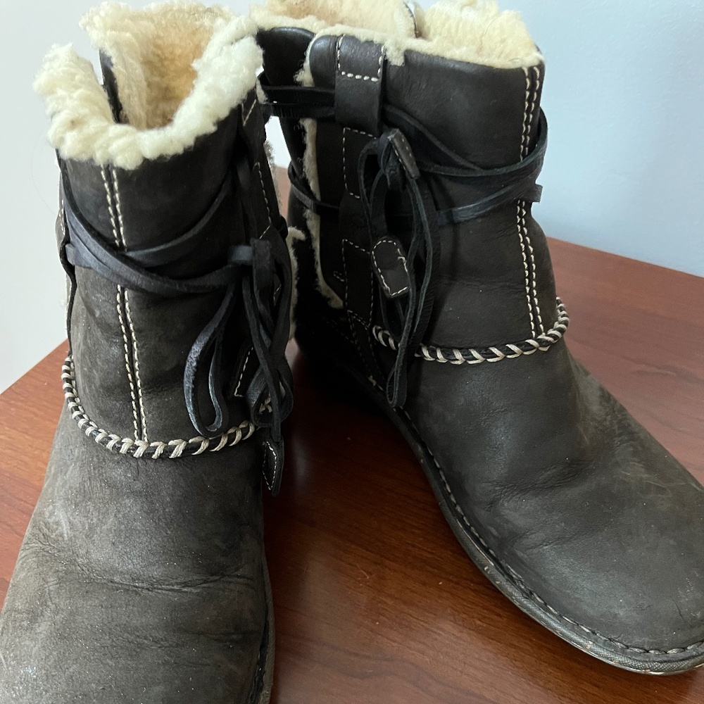 Ugg, size 9, black nubuck suede boots
